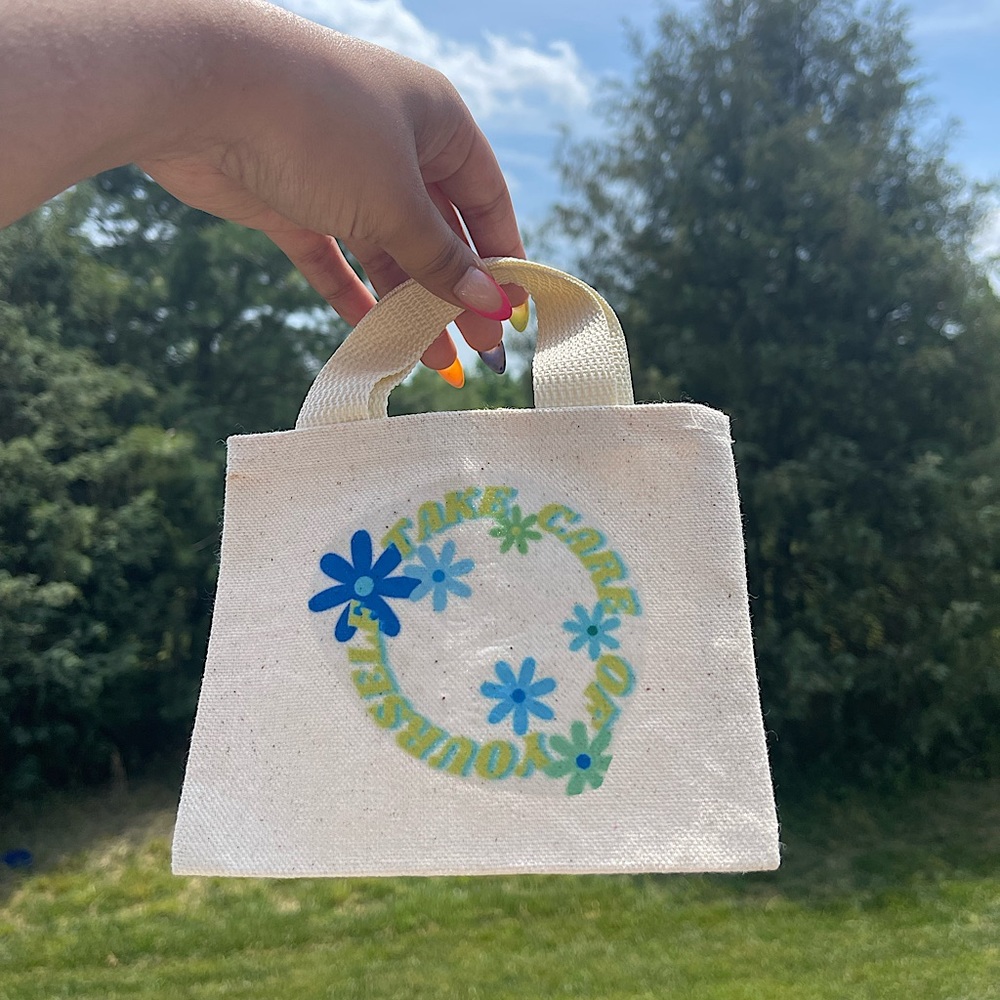Tiny tote!